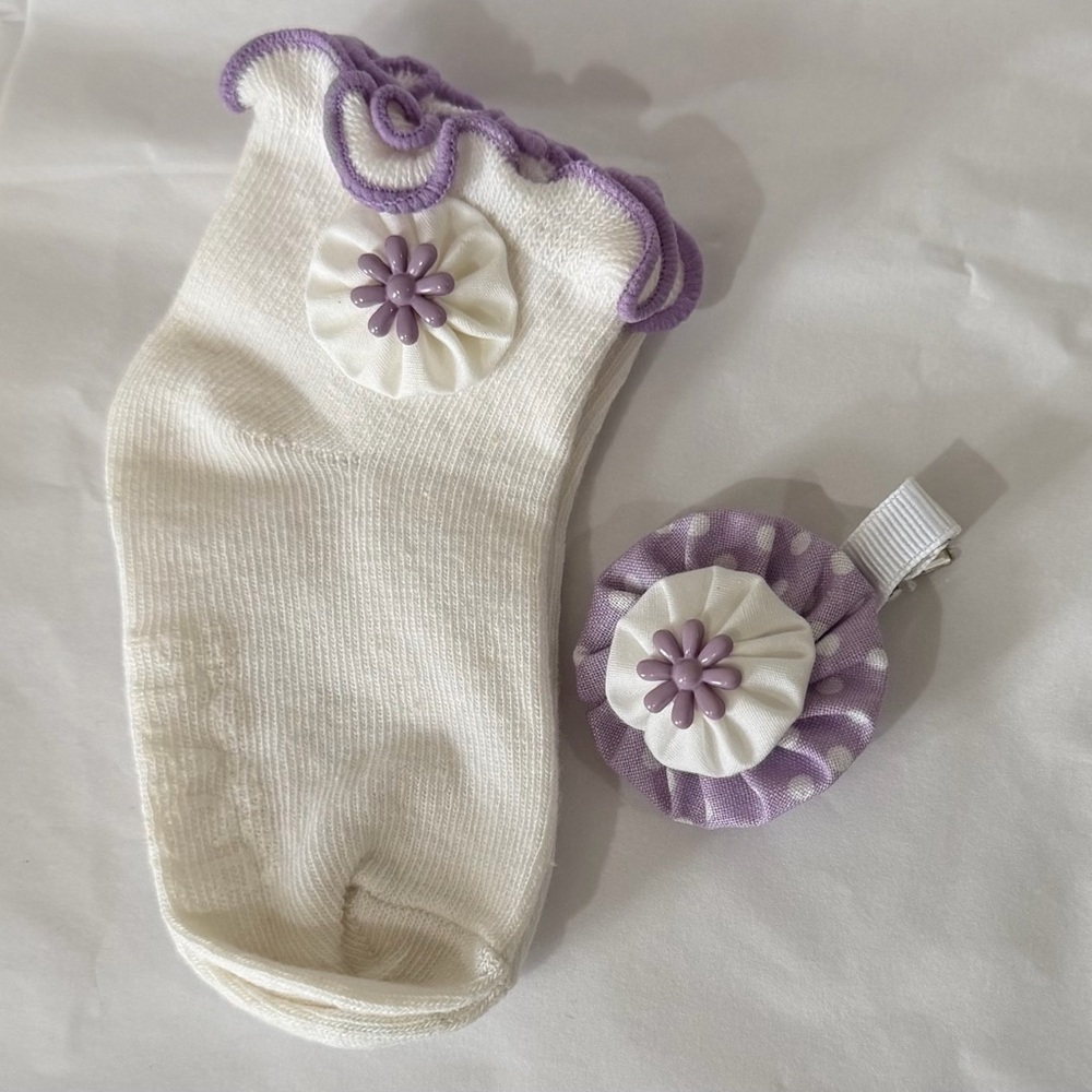 The Children’s Place Girls White and Purple Floral Ruffle Socks with Clip